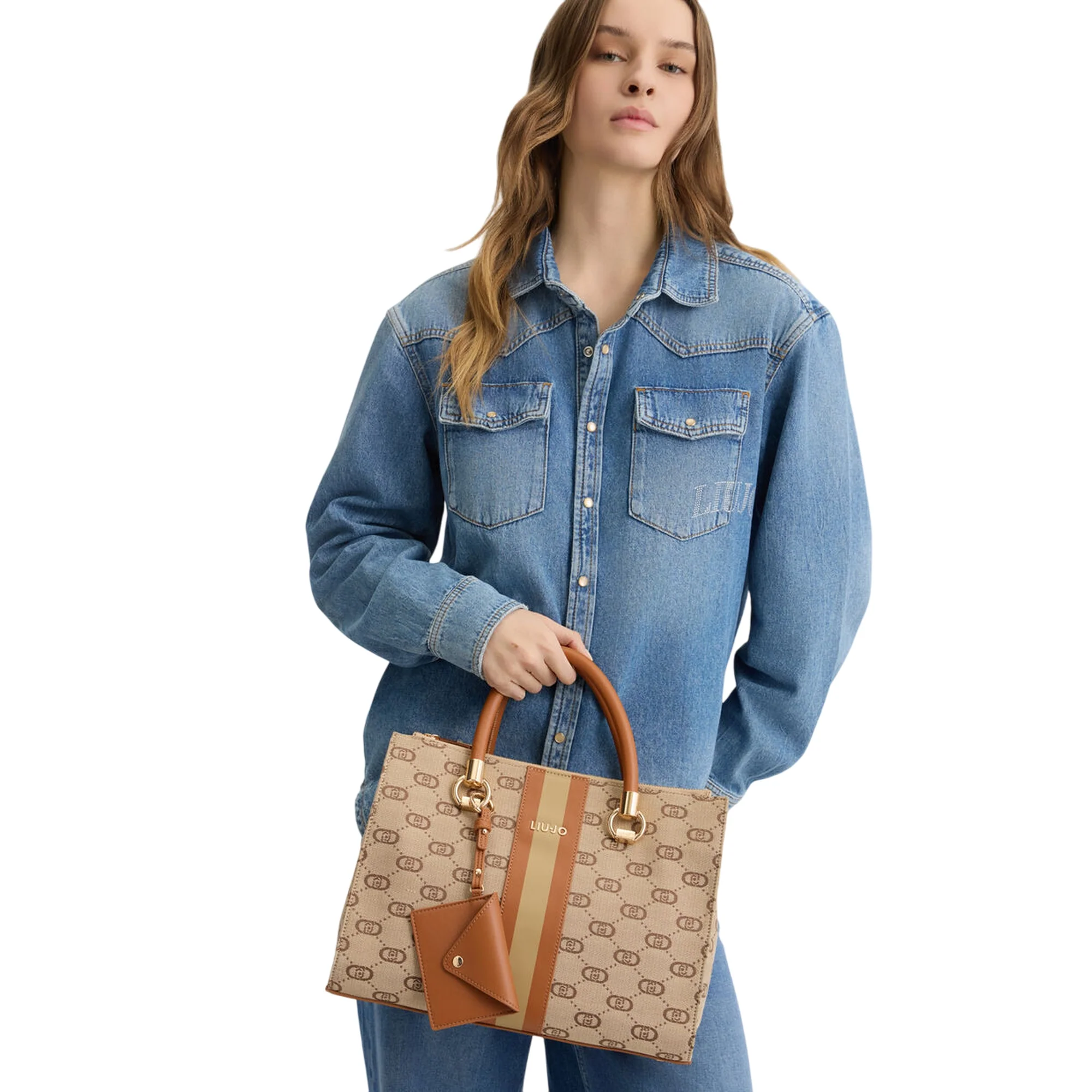 Borsa satchel media marrone con charm - Image 4
