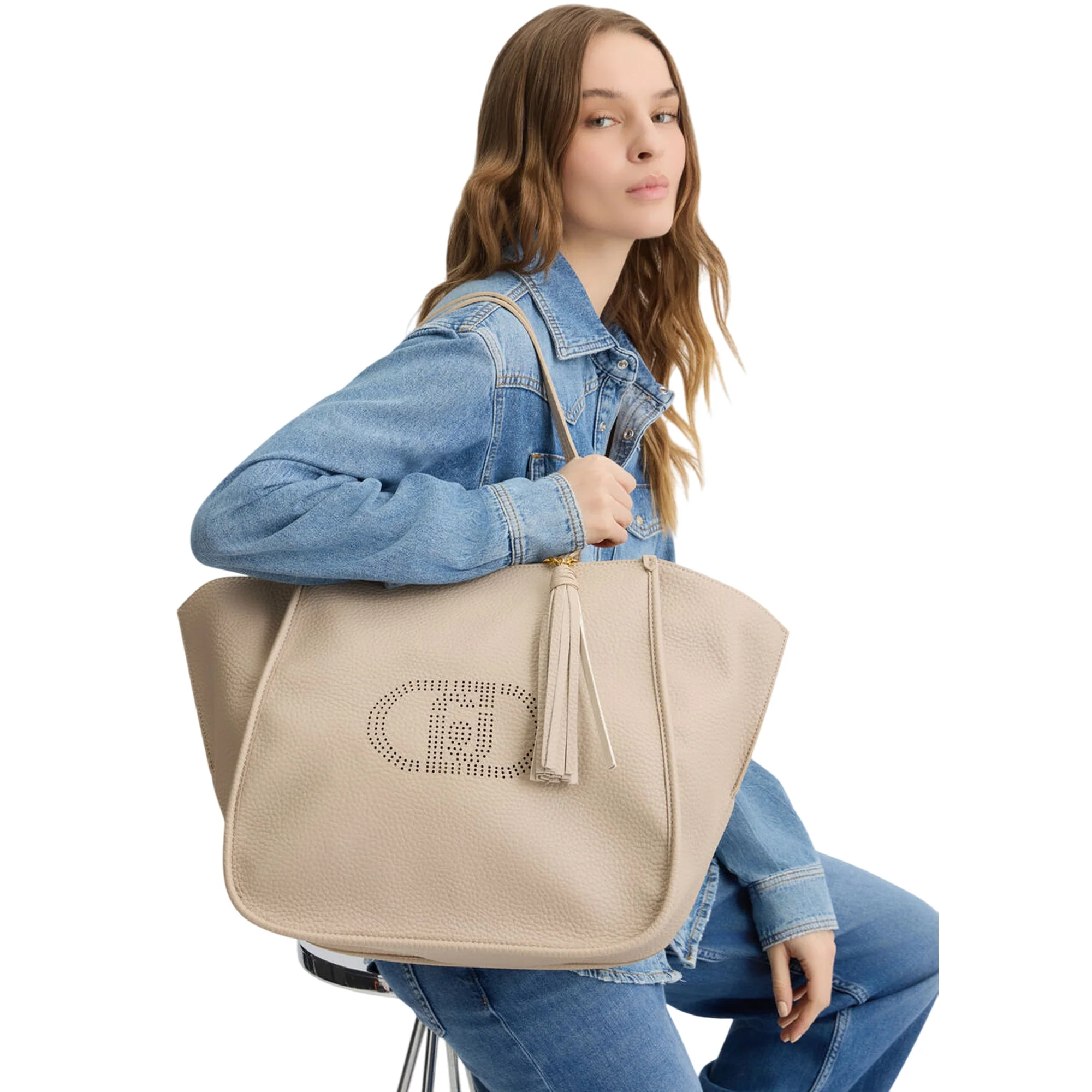 Borsa a spalla grande da donna con charm con nappa - Image 4